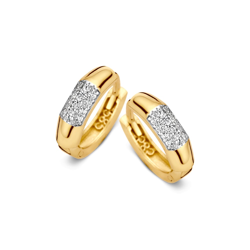 Orecchini in oro giallo con zircone in pavé, design moderno e linee pulite.
