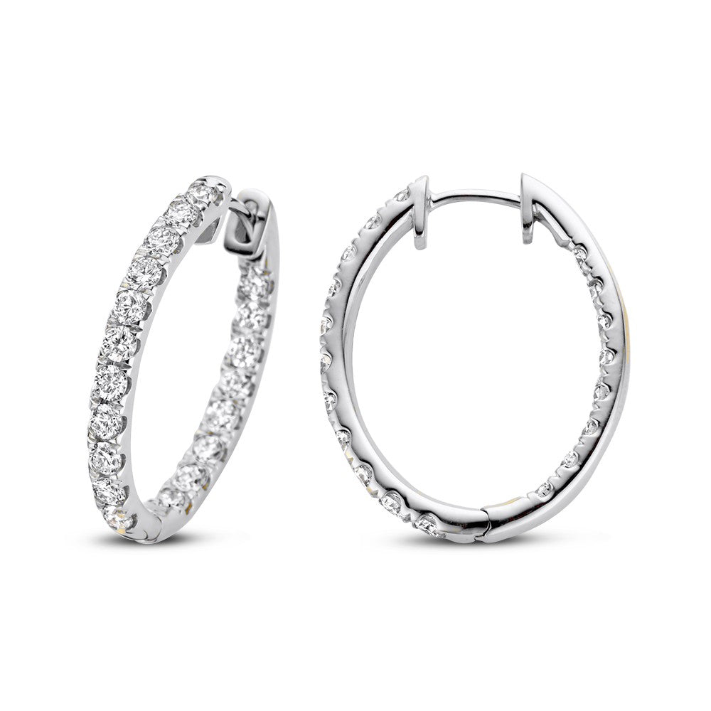 Orecchini in oro bianco con diamanti, forma ovale, decorati con pietre brillanti.