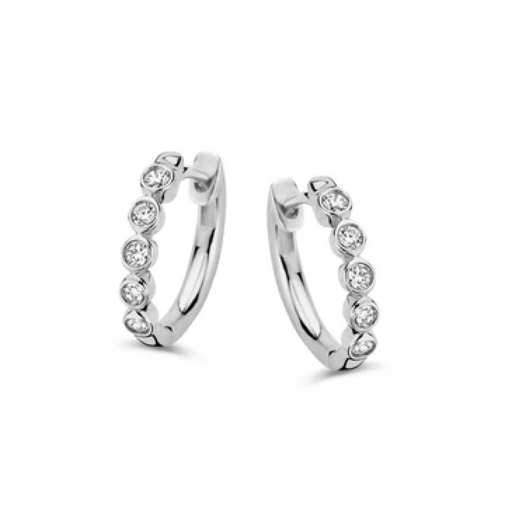 Orecchini in oro bianco con diamanti, forma circolare e dettagli brillanti.