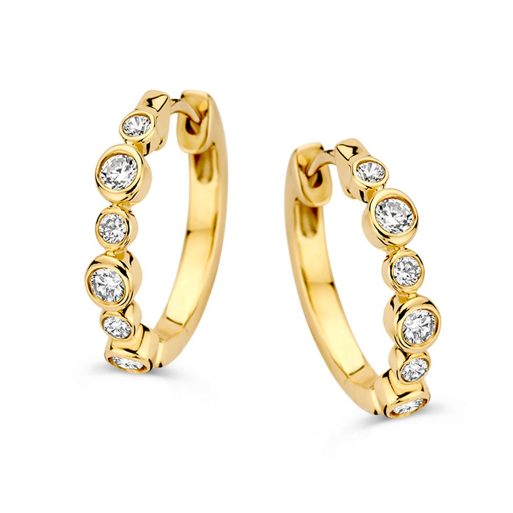 Orecchini in oro giallo con diamanti, forma circolare e dettagli brillanti.