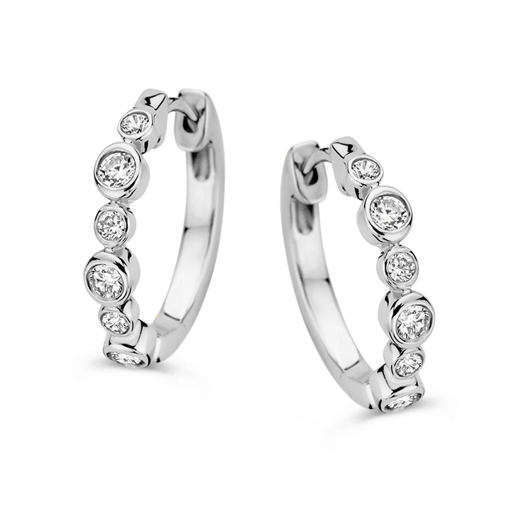 Orecchini in oro bianco con diamanti, design a cerchio con dettagli rotondi.