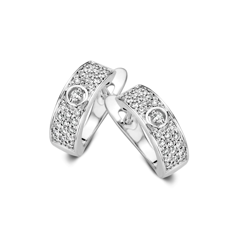 Orecchini in oro bianco con diamanti, design sottile e lucido, dettagli scintillanti.