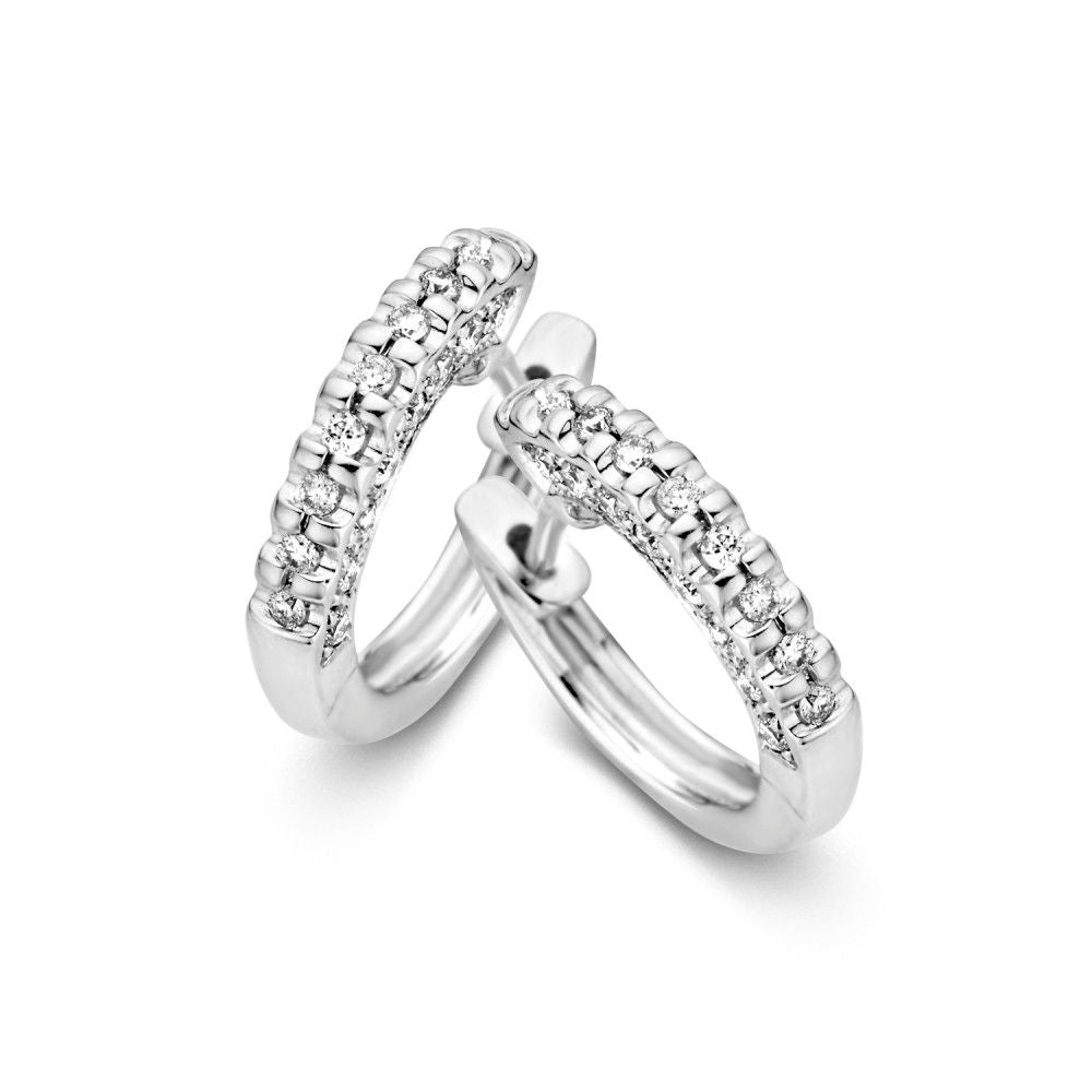 Orecchini in oro bianco con diamanti laterali, 14 carati, 0,30 crt.