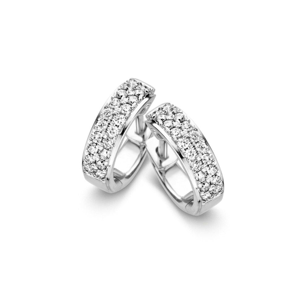 Orecchini alla creola in oro bianco con doppia fila di diamanti in pavé, brillanti e luminosi.