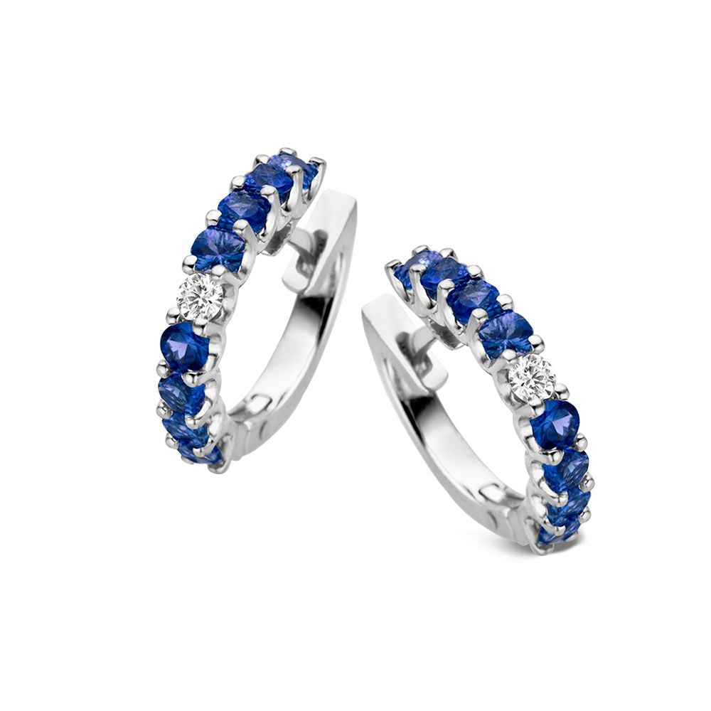 Orecchini in oro bianco 18kt con zaffiri blu e diamanti, design a cerchio.