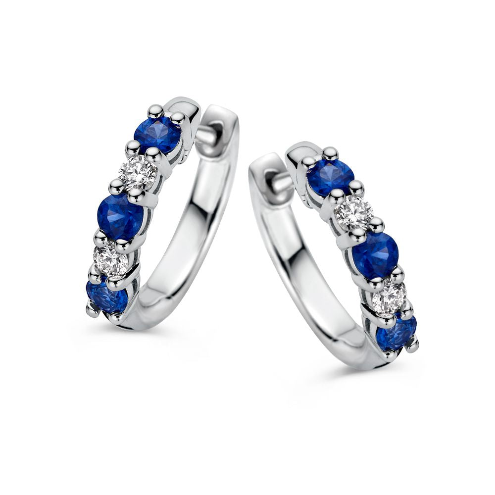 Orecchini in oro bianco con zaffiri e diamanti, con 0,50 crt di zaffiro e 0,18 crt di diamante.