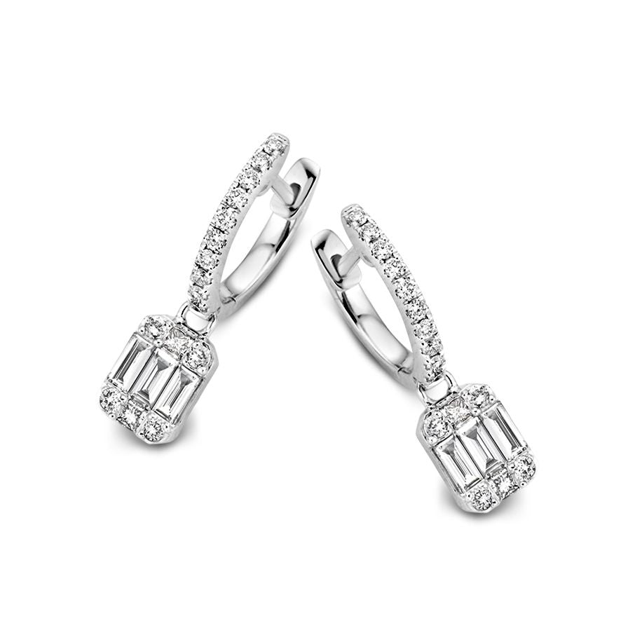 Orecchini in oro bianco con pendenti di diamanti, diamanti baguette e brillanti, 0.60 crt totali.