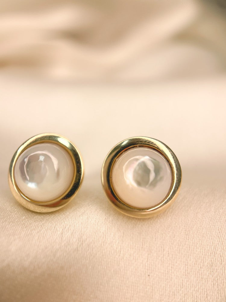 Eleganti Orecchini a Perno in Oro Giallo con Madreperla Taglio Cabochon
