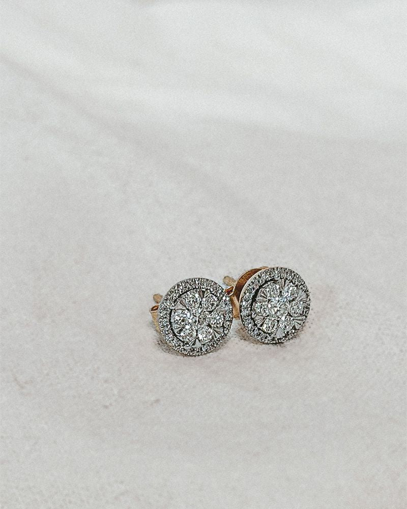 Orecchini a Perno Bicolore in Oro con Diamante da 0,44 ct in Montatura Entourage