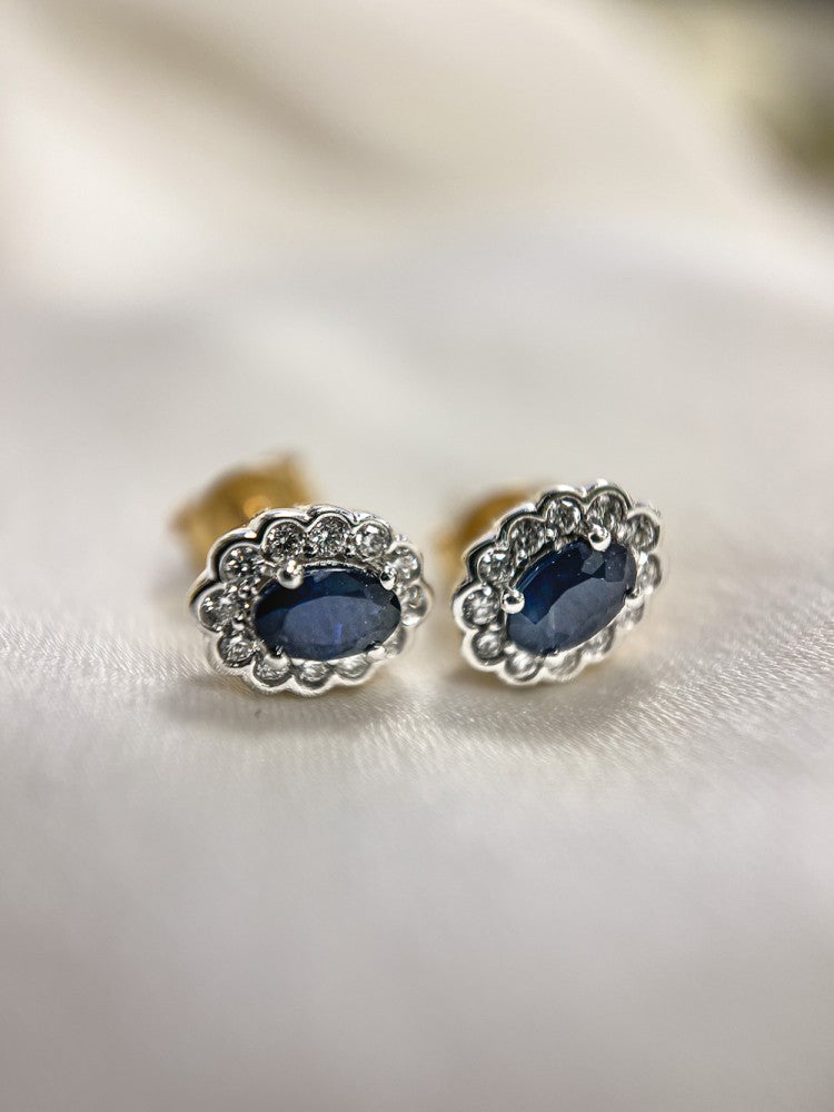 Orecchini a Perno in Oro Giallo con Zaffiro Ovale e Diamante 0,60ct in Montatura Entourage