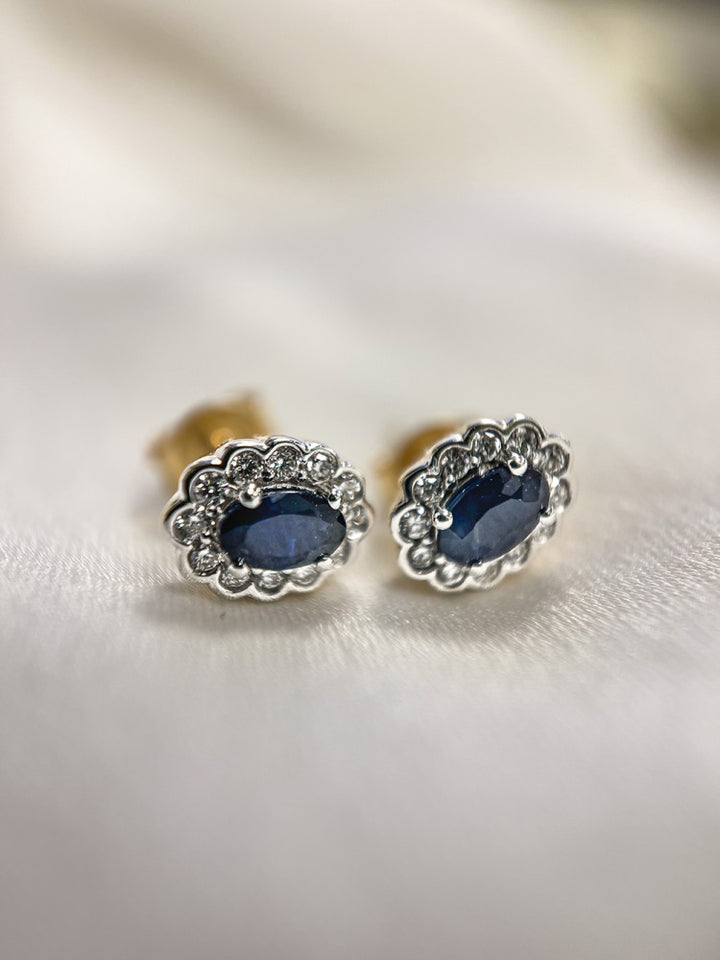 Geelgouden Oorstekers met Ovale Saffier en Diamant 0,60ct in Entourage Zetting