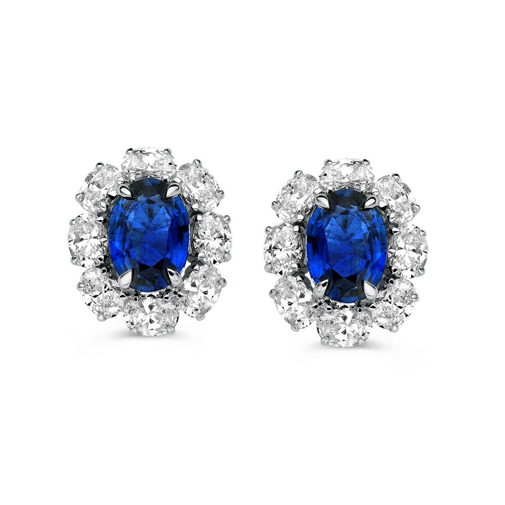 Orecchini bicolore con zaffiro e diamanti, forma ovale con dettagli floreali.