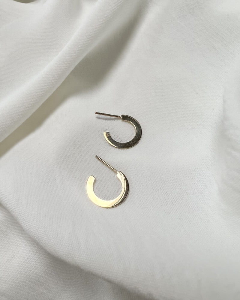 Orecchini a Cerchio in Oro Giallo con Chiusura a Perno e Design Piatto Essenziale in Oro 14 Carati