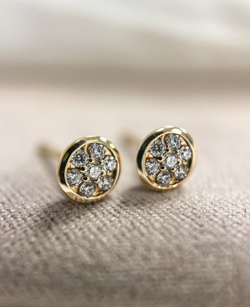 Orecchini a Bottone in Oro Giallo con Diamante da 0,18 crt. – Eleganti