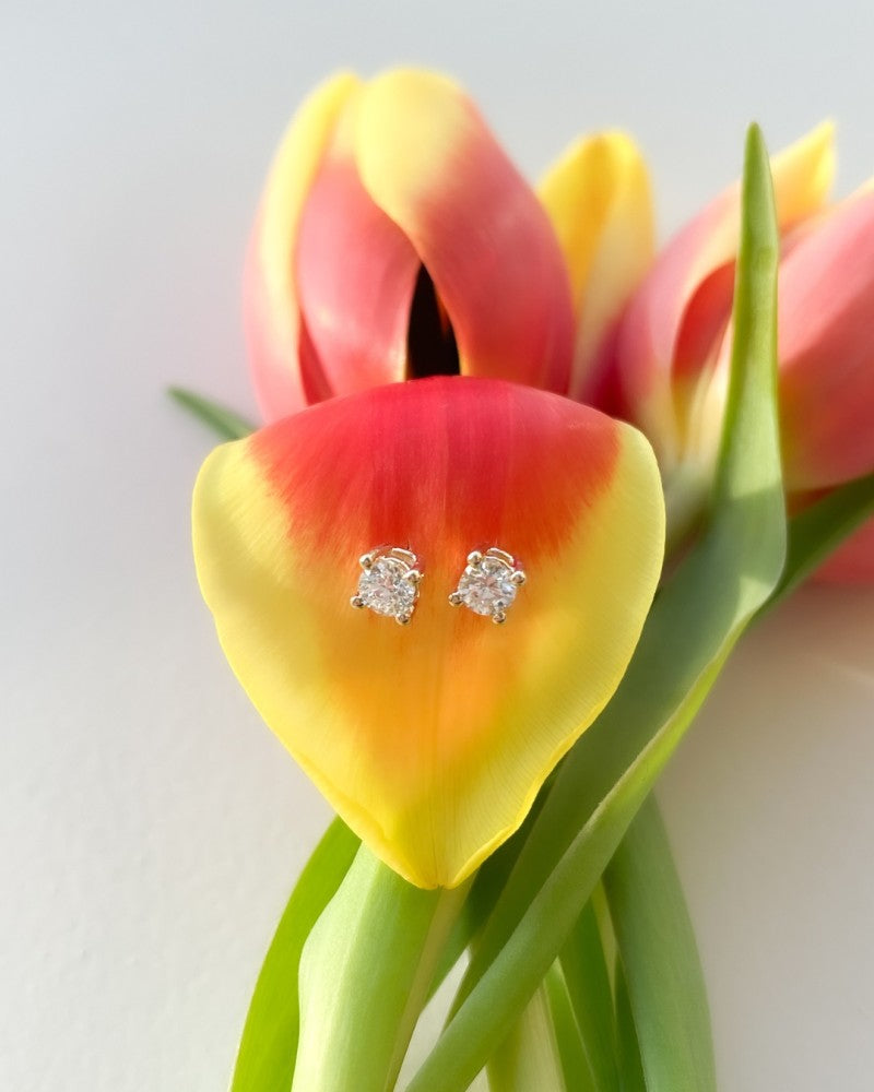 Orecchini a Bottone Solitario in Oro Giallo con 2 Diamanti da 0,16 ct.