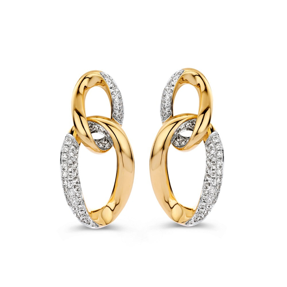 Orecchini in oro giallo con diamanti, design a cerchio intrecciato e finitura lucida.