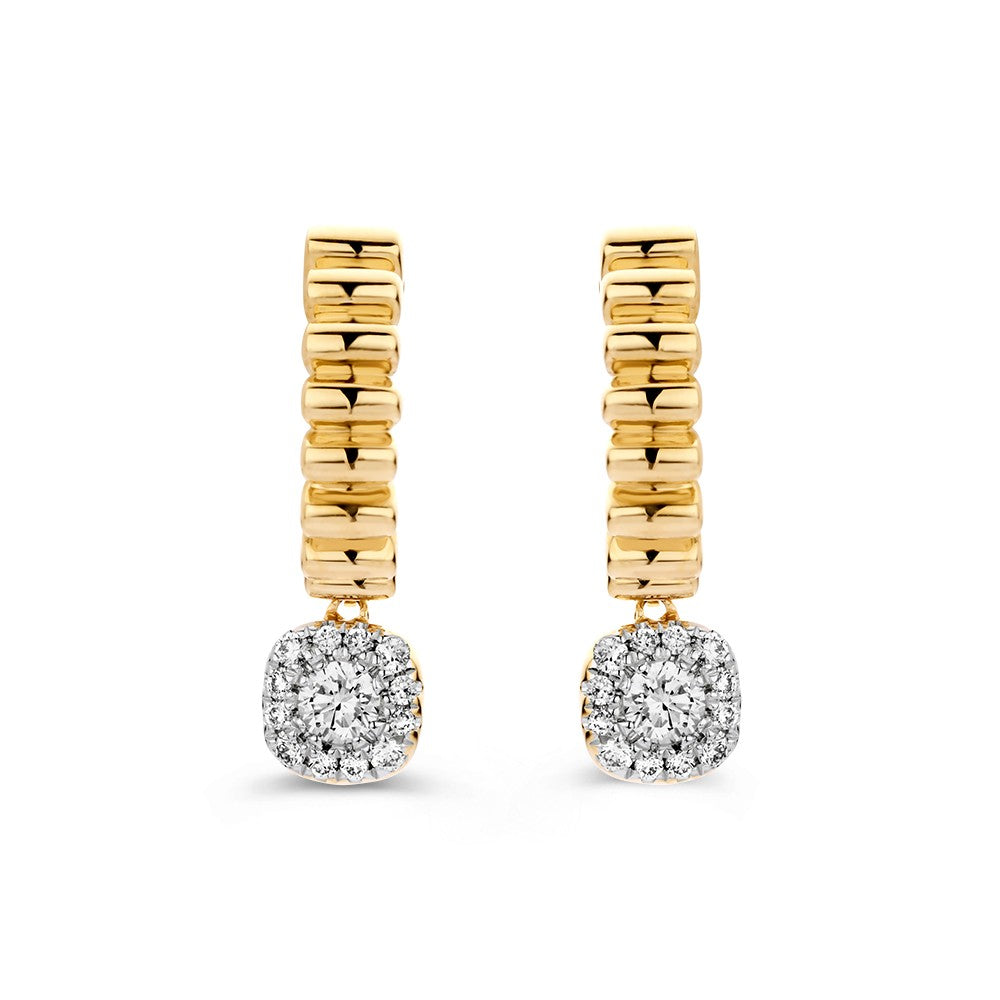 Orecchini in oro con lavorazione rigata e pendenti di diamanti scintillanti.
