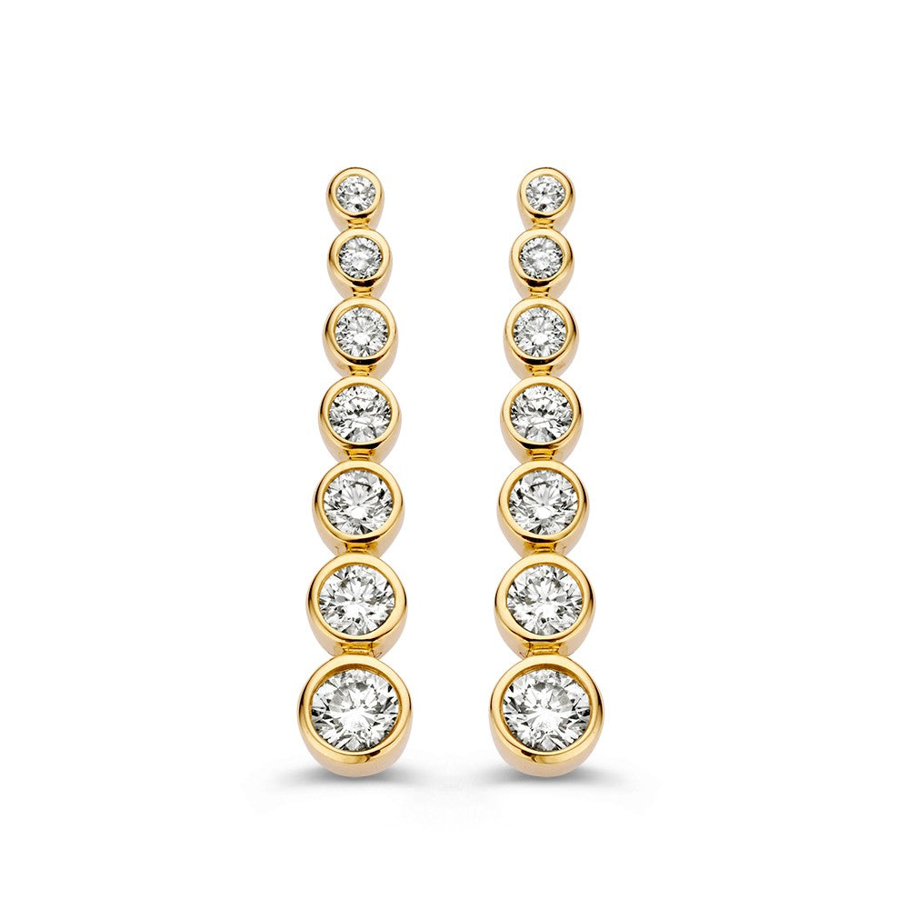 Orecchini in oro giallo con diamanti in diverse dimensioni, per un totale di 0,70 crt.