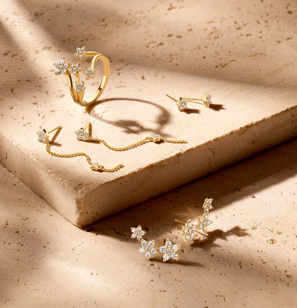 Orecchini Pendenti in Oro Giallo con Tre Stelle e Diamanti – 1,05 crt.