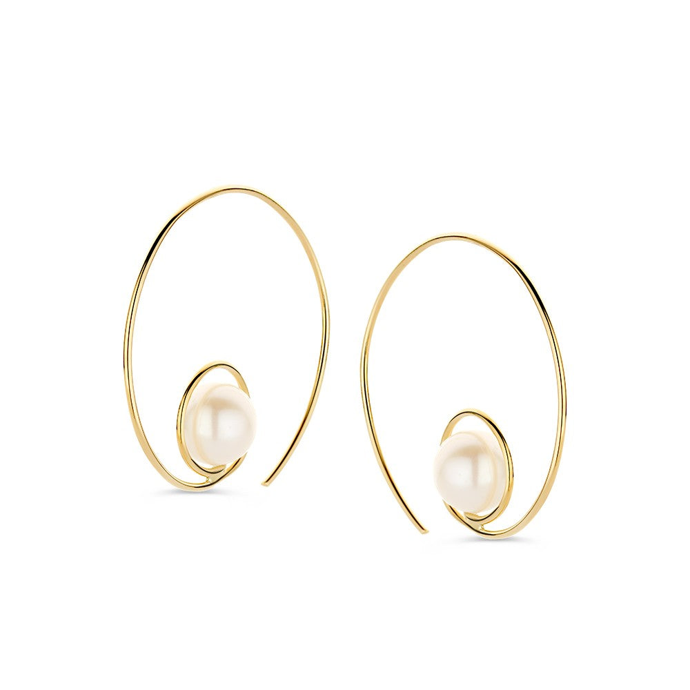 Orecchini in oro giallo 14 carati con perla, design a spirale distintivo.
