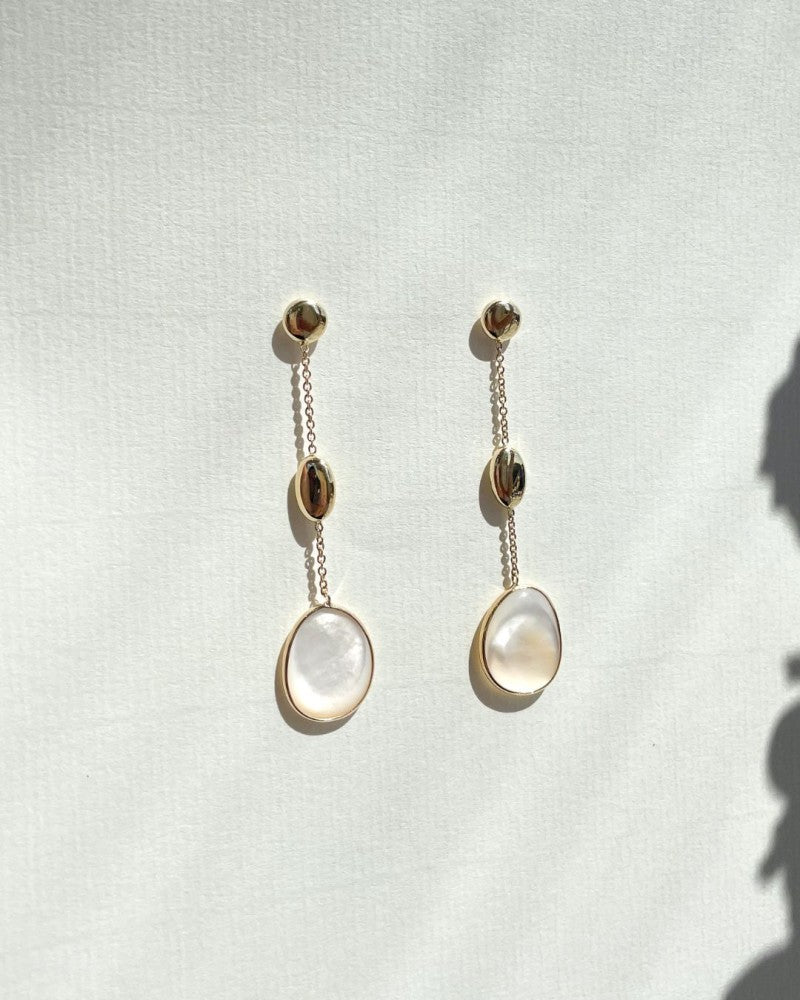 Orecchini Lunghi in Oro Giallo con Madreperla in Forma Organica 14 Carati