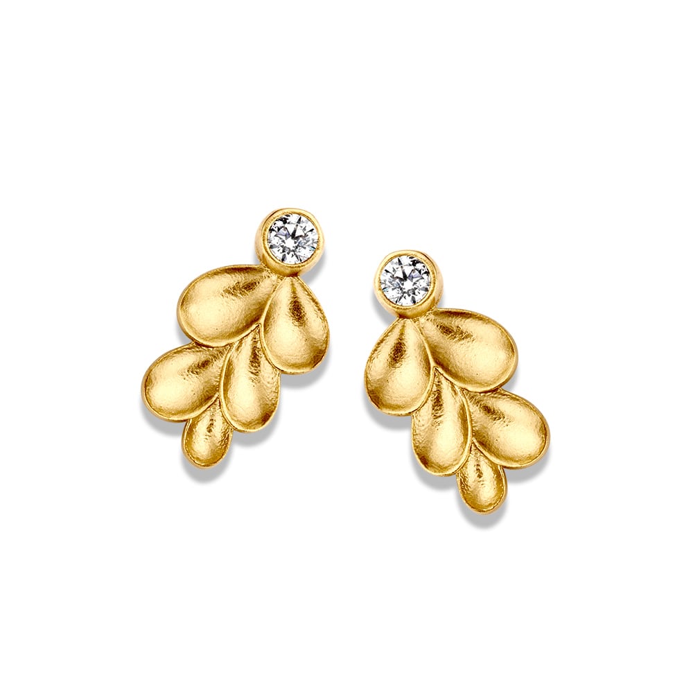 Orecchini in oro giallo con design a foglia e zirconia, 14 carati.