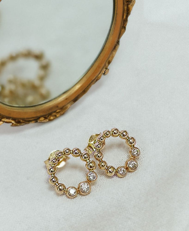 Geelgouden Oorstekers met Zirkonia – Speels Ontwerp | 14 Karaat Goud – Van der Kooij