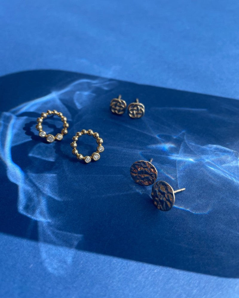 Orecchini a Perno in Oro Giallo con Zirconi – Design Giocoso | Oro 14 Carati – Van der Kooij