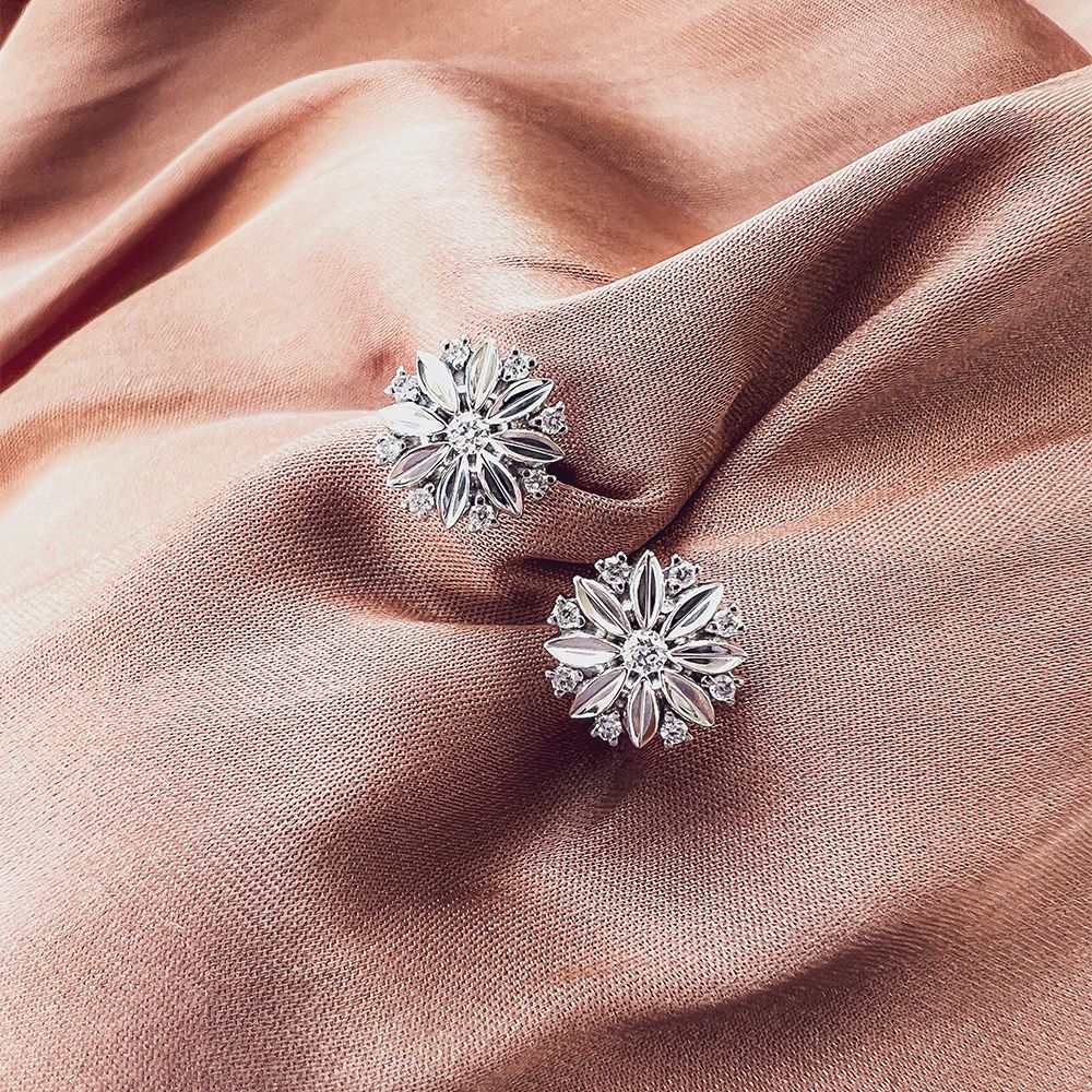 Orecchini a perno in oro bianco con diamante – 14 carati, taglio brillante, lusso discreto