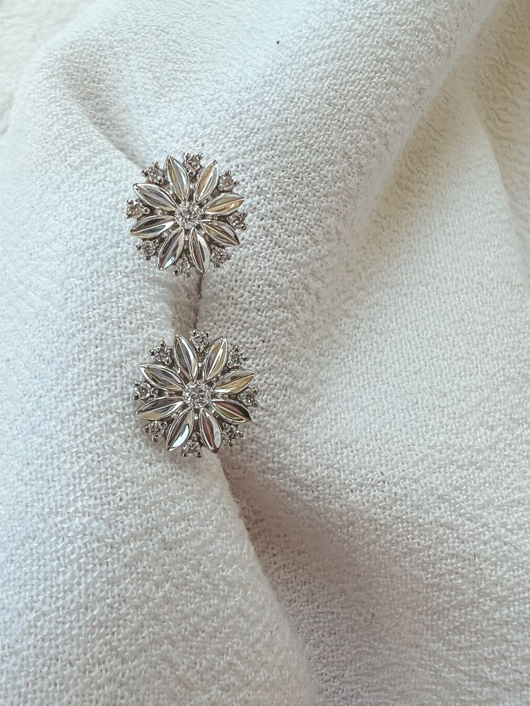 Orecchini a perno in oro bianco con diamante – 14 carati, taglio brillante, lusso discreto