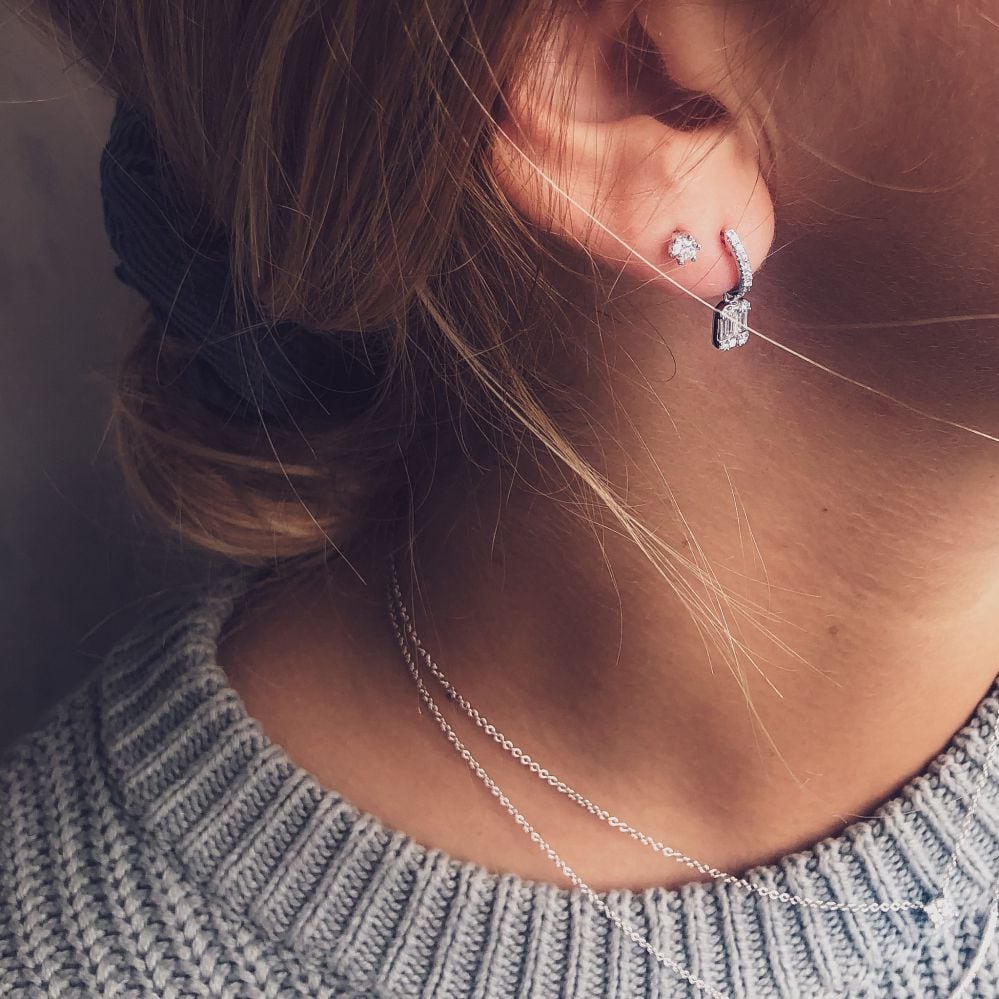 Orecchini a Perno Solitario in Oro Bianco con Castone a Sei Griffe – 14 Carati, Diamante Brillante 0.20 ct