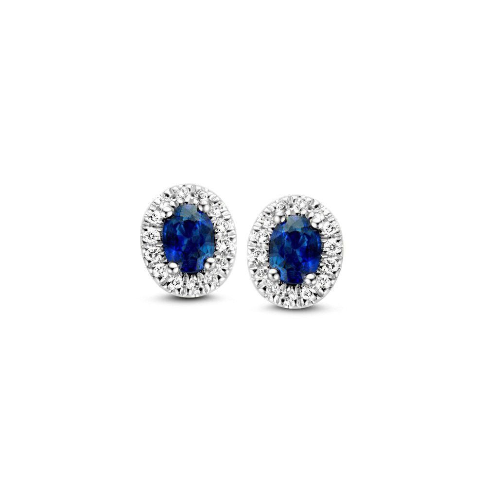 Orecchini in oro bianco con zaffiro blu e diamanti, forma ovale con incastonatura brillante.