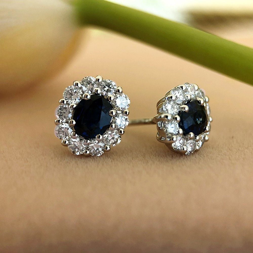 Orecchini a Perno con Zaffiro e Diamante in Oro Bianco 14K – Entourage di Lusso
