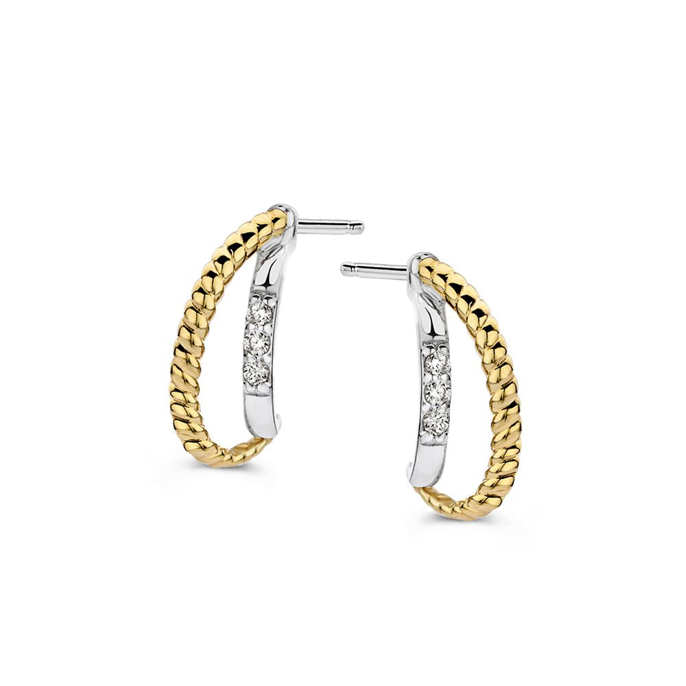 Orecchini argentati con fascia dorata intrecciata e zircone, lunghezza 15 mm.