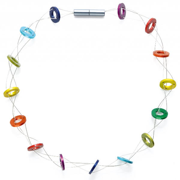 Collana con cerchi colorati in metallo, alternati in tonalità vivaci come blu, verde, arancione e viola.
