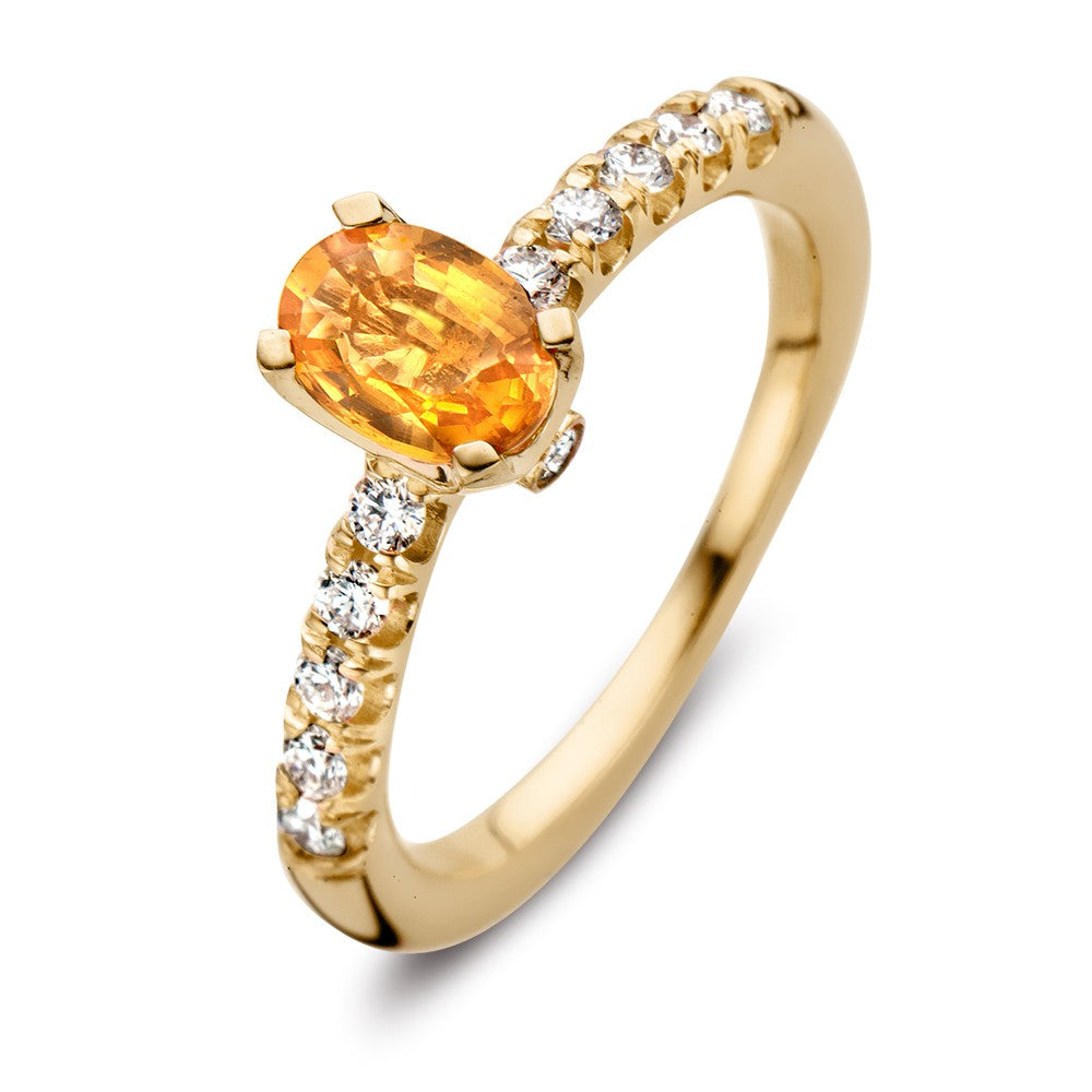 Anello in oro giallo 18K con zaffiro arancione e diamanti, design elegante con pietra ovale centrale.