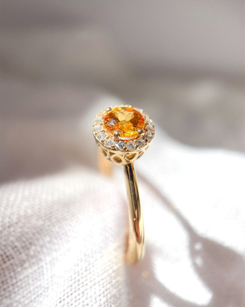 Lussuoso Anello Entourage in Oro Giallo 18kt con Zaffiro Arancione e Diamanti 0,11ct