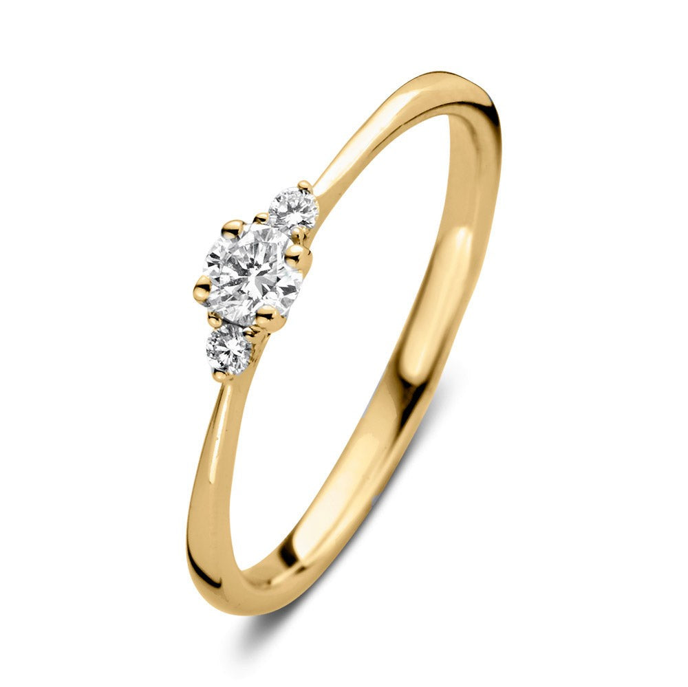 Anello in oro giallo con diamanti, design semplice e raffinato, tre pietre brillanti al centro.