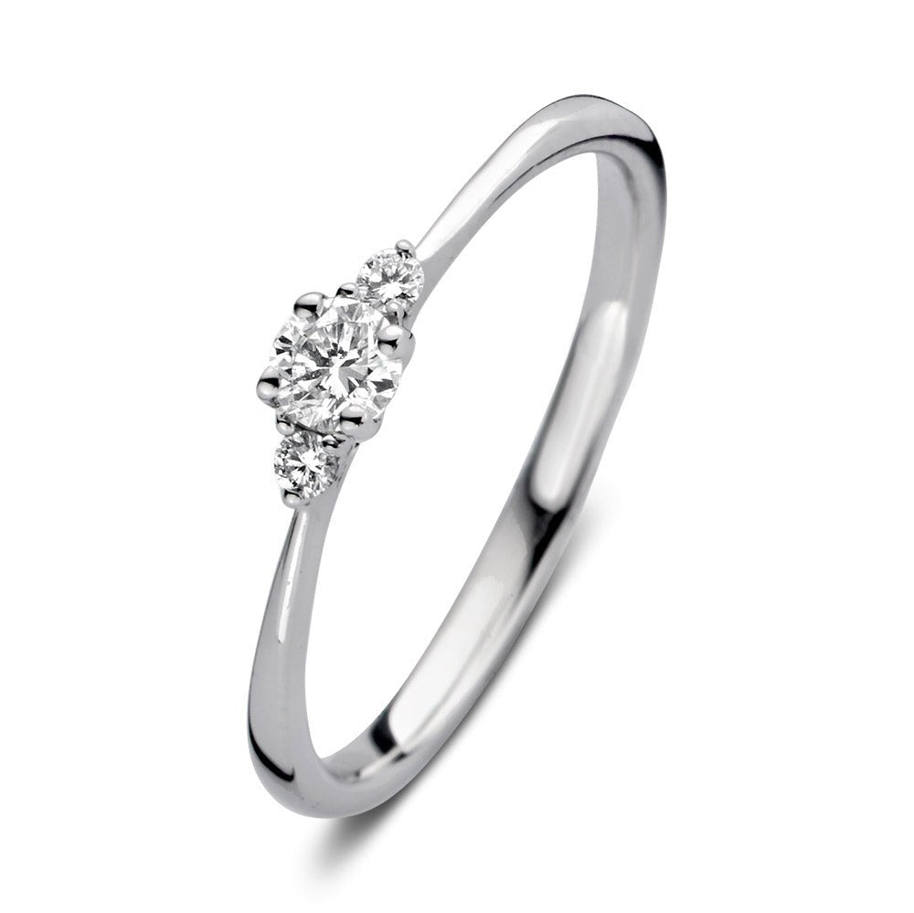 Anello in oro bianco con diamante centrale da 0,20 carati e dettagli brillanti.