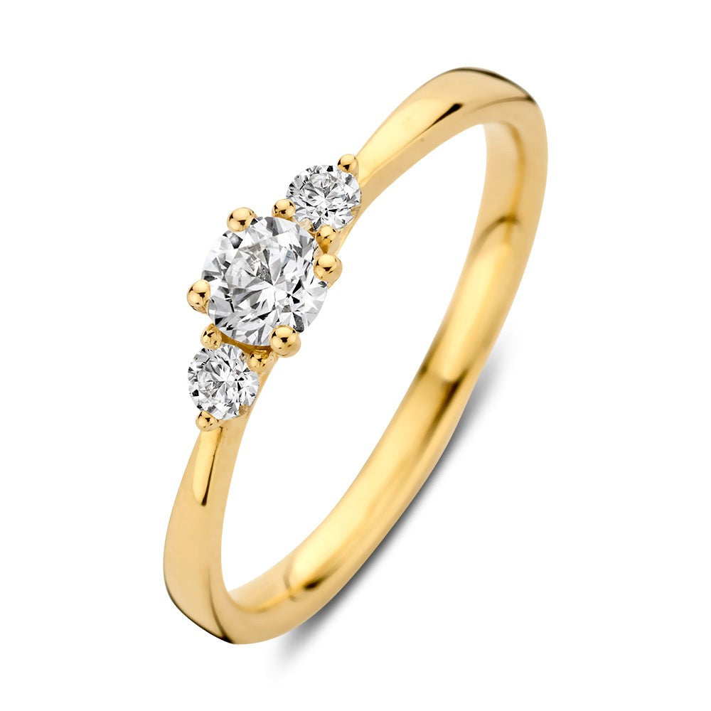 Ring van geelgoud met drie diamanten, waaronder een centrale ovale steen en twee ronde stenen aan weerszijden.