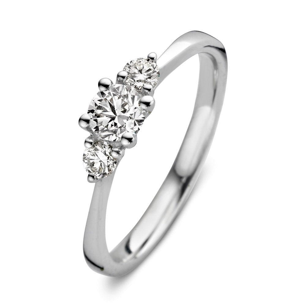 Anello in oro bianco con tre diamanti, di cui due laterali e uno centrale, dal design raffinato.