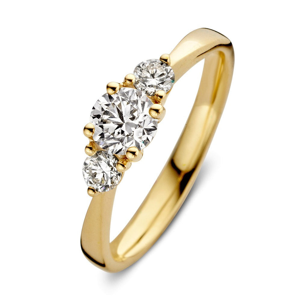 Ring van geelgoud met drie heldere diamanten, waaronder een grotere centraal, in een verfijnde setting.
