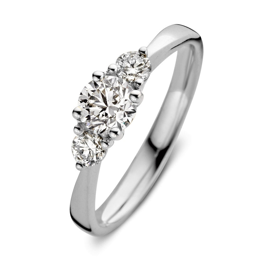 Anello in oro bianco con tre diamanti, di cui il centrale è più grande.