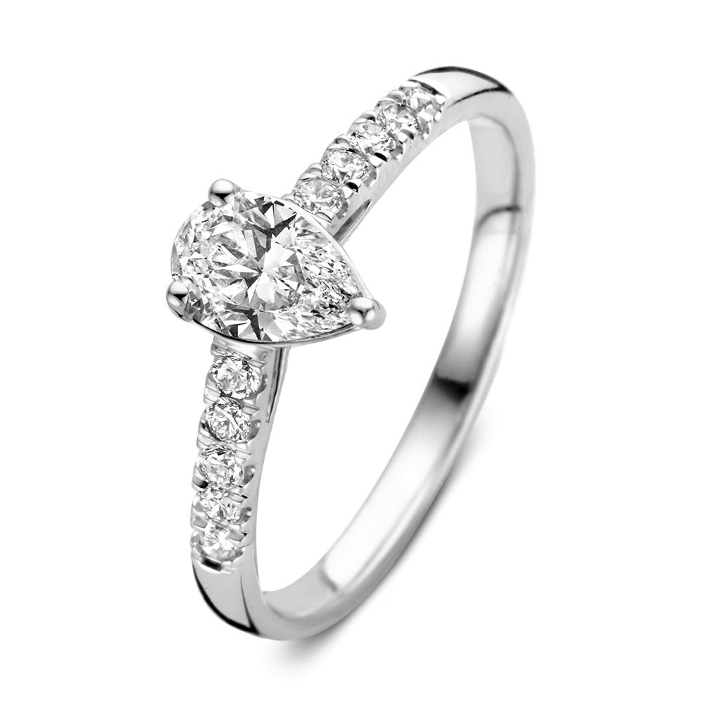 Anello in oro bianco con diamante centrale a forma di pera e pietre brillanti lungo la fascia.
