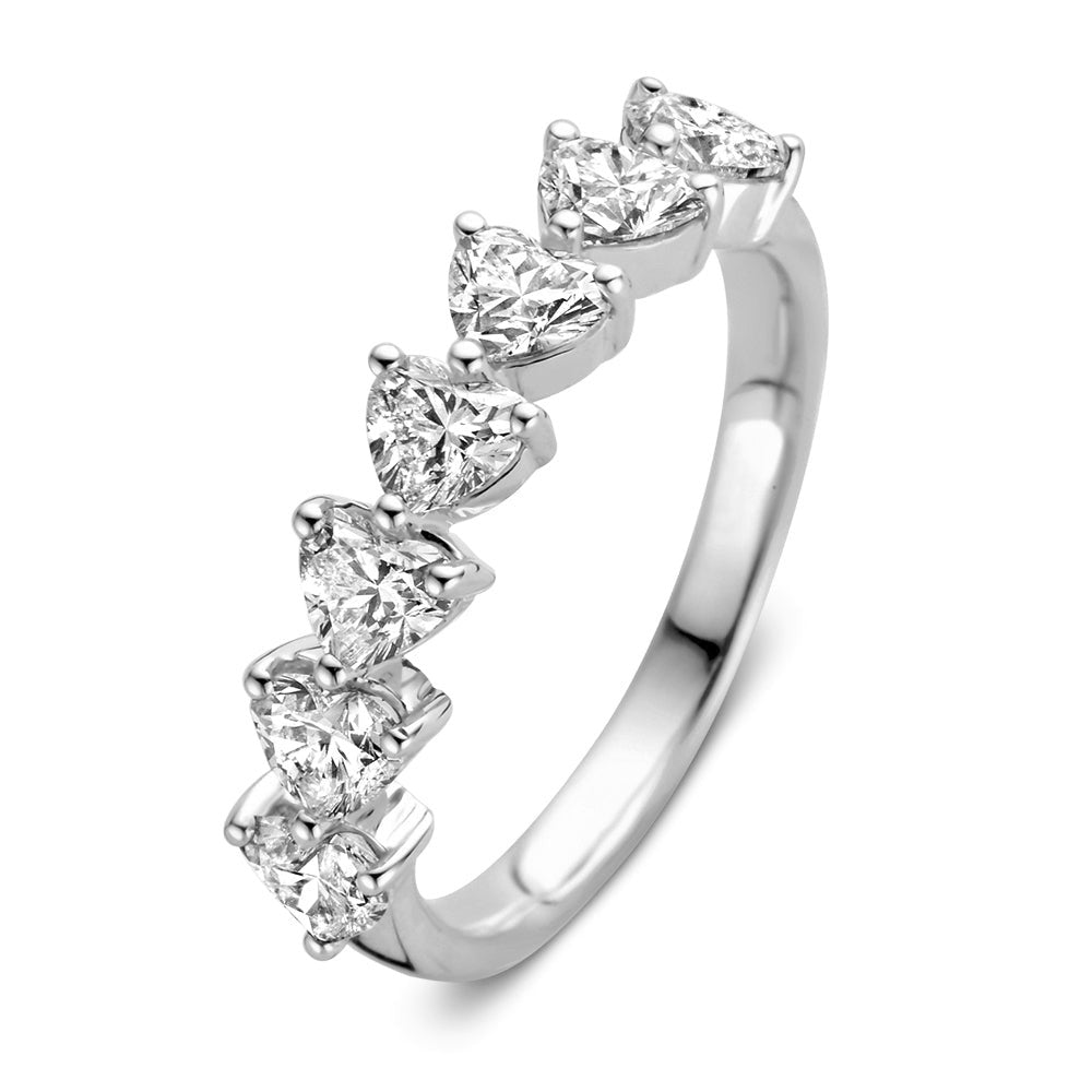 Anello in oro bianco con sette diamanti a forma di cuore, totale di 1,40 carati.
