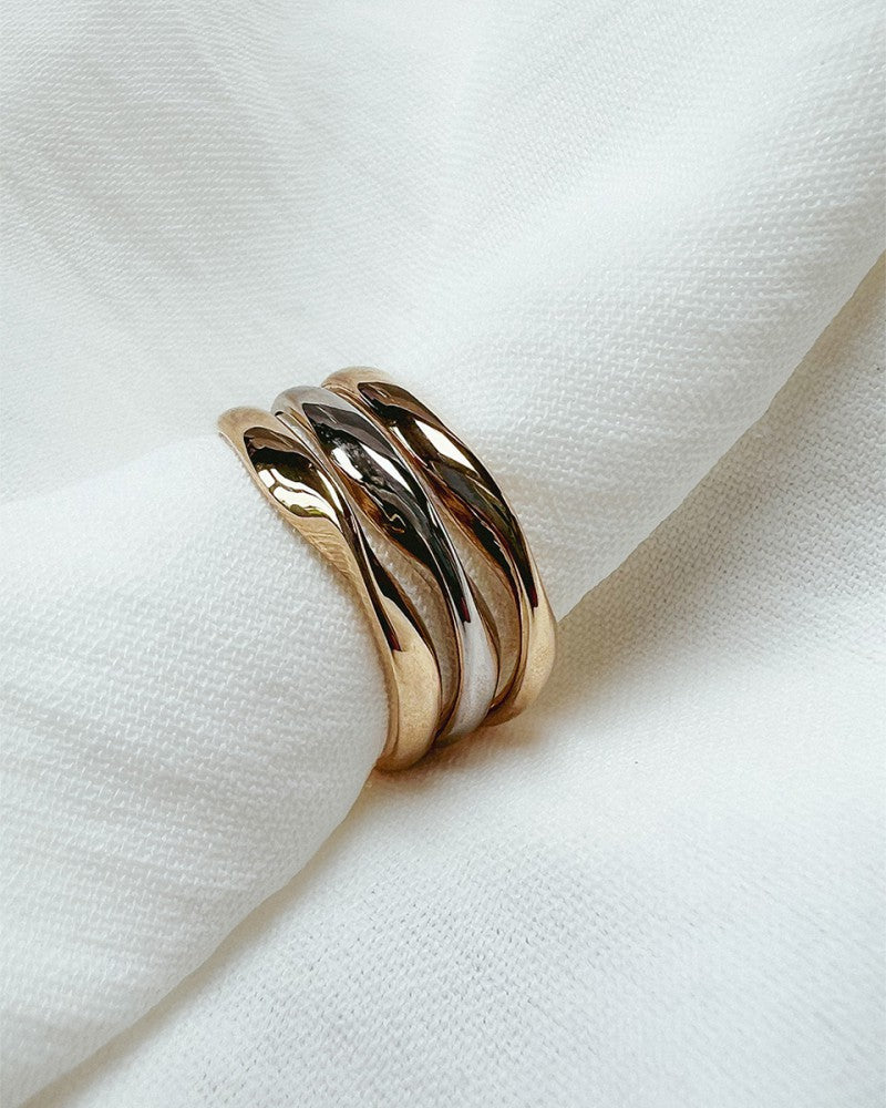 Anello da Donna Bicolore in Oro Bianco e Giallo 14 Carati – Design Ondulato dall'Aspetto Lussuoso