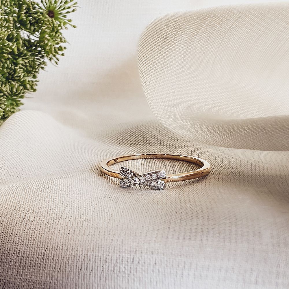Anello Bicolore in Oro 14 Carati con Design a X e Diamanti