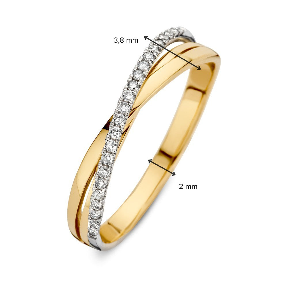 De Bicolor 14kt Gouden Crossover Ring met 0,11ct Diamanten van Excellent Jewelry heeft een gedraaid ontwerp met een rij briljant geslepen diamanten van 3,8 mm op het breedste gedeelte en 2 mm op het smalste gedeelte.