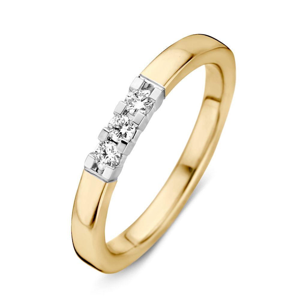 Anello bicolore in oro bianco e giallo con tre diamanti da 0,15 ct.