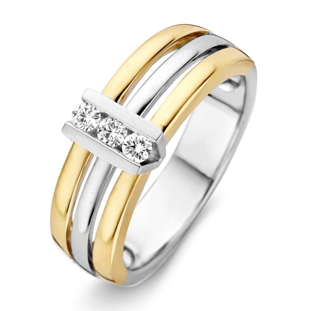 Anello bicolore in oro con tre diamanti in incastonatura a V, peso totale 0,15 crt.